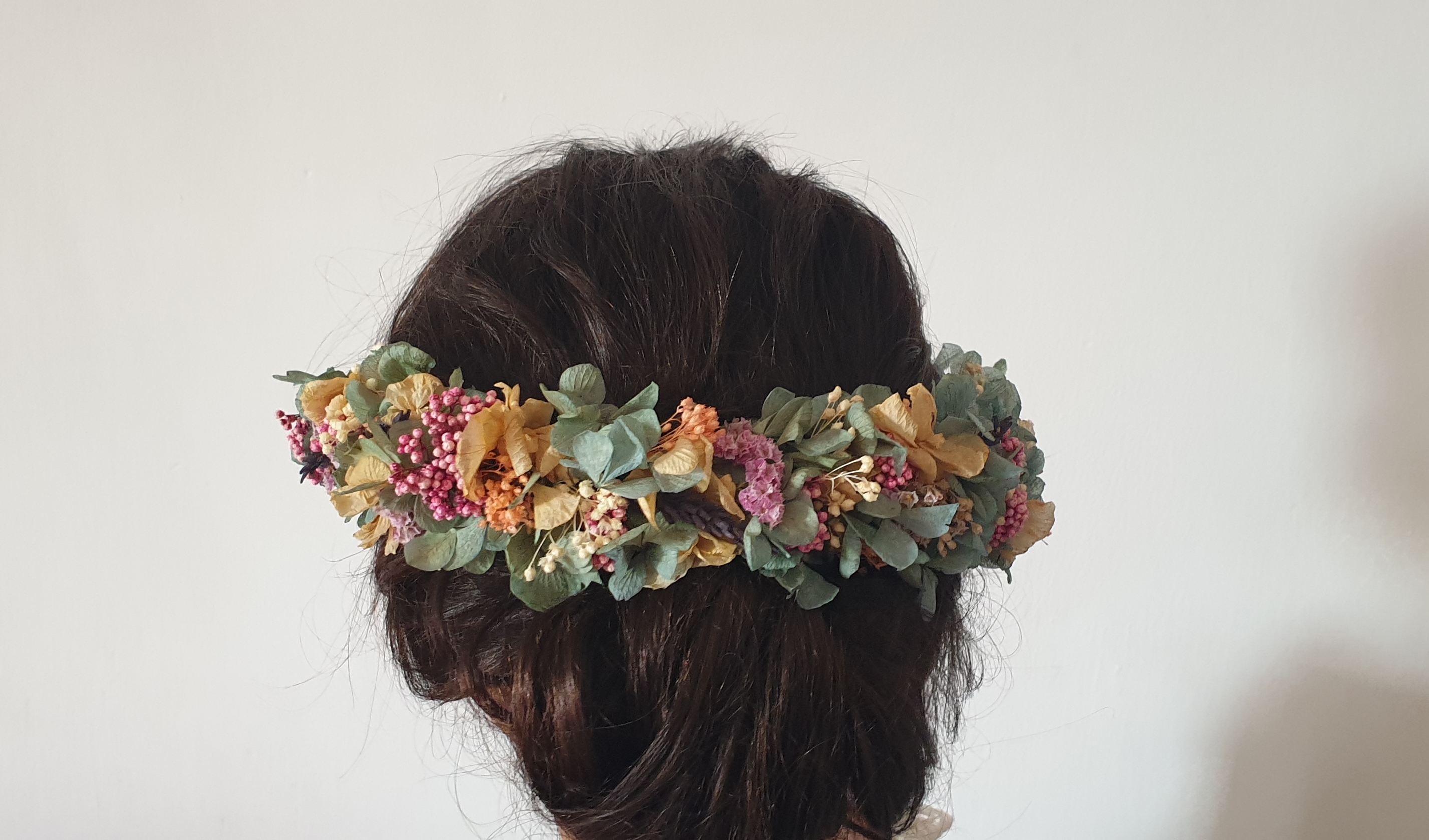 Corona con diferentes tipos de hortensias y flores secas