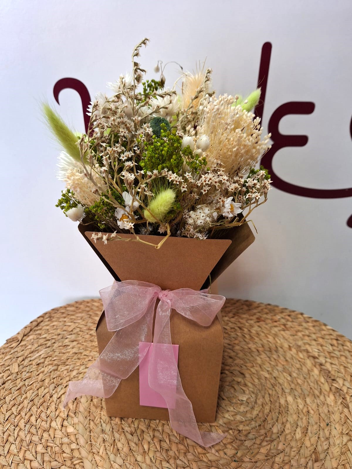 Ramillete de flor seca en tonos verde y beige presentado en caja