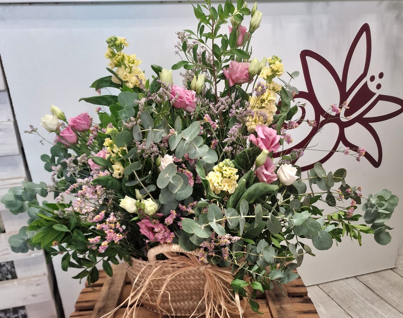 Cesta de flor natural con lisianthus y decoración variada