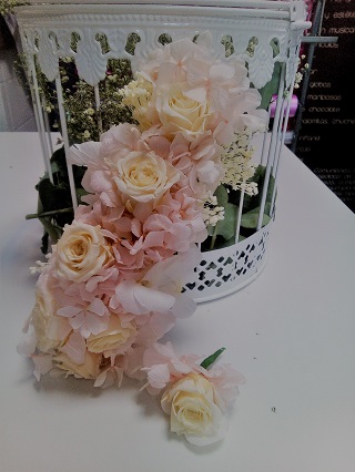 Tocado con hortensias rosas y rosas spray beige