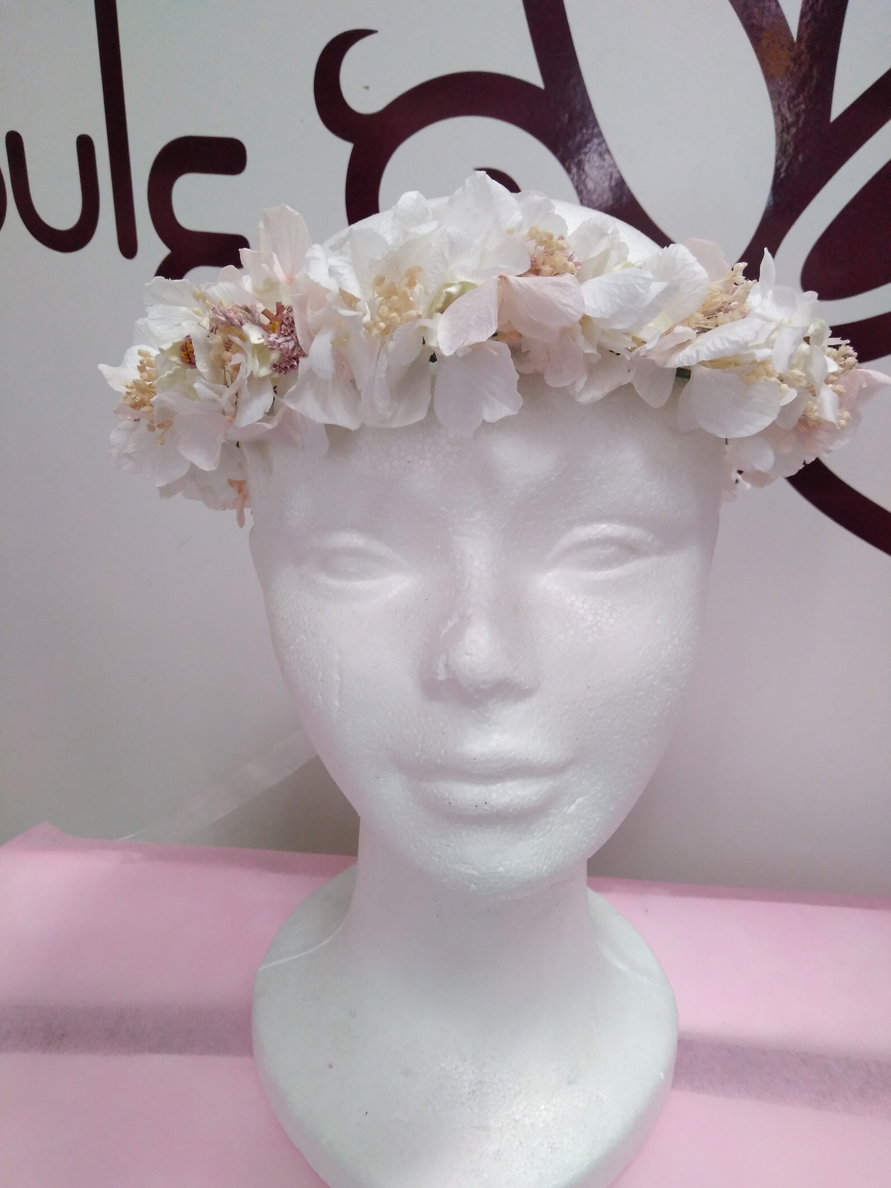 Corona con hortensia blanca y flores secas