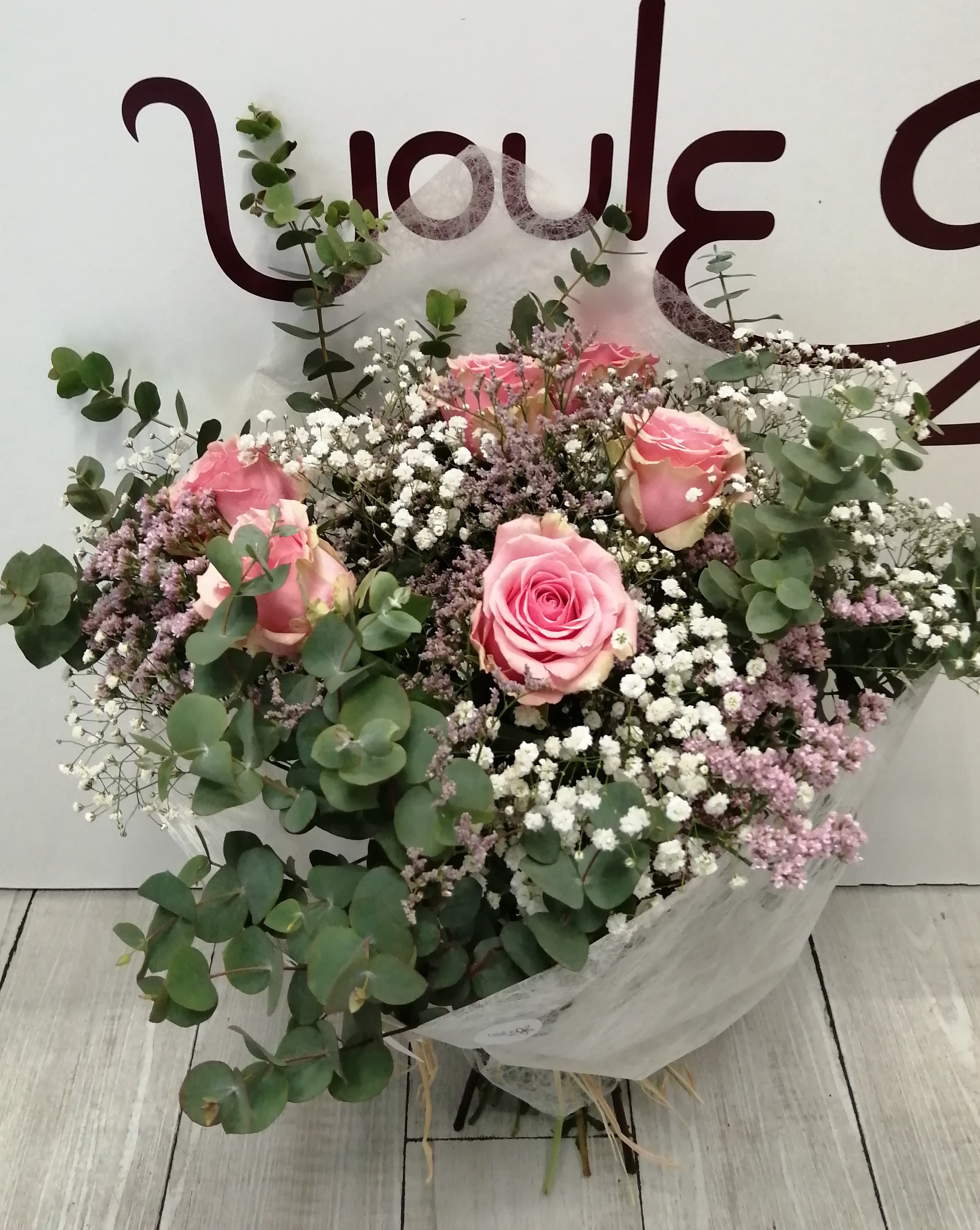 Precioso ramo de 6 rosas naturales en color rosa con decoración.