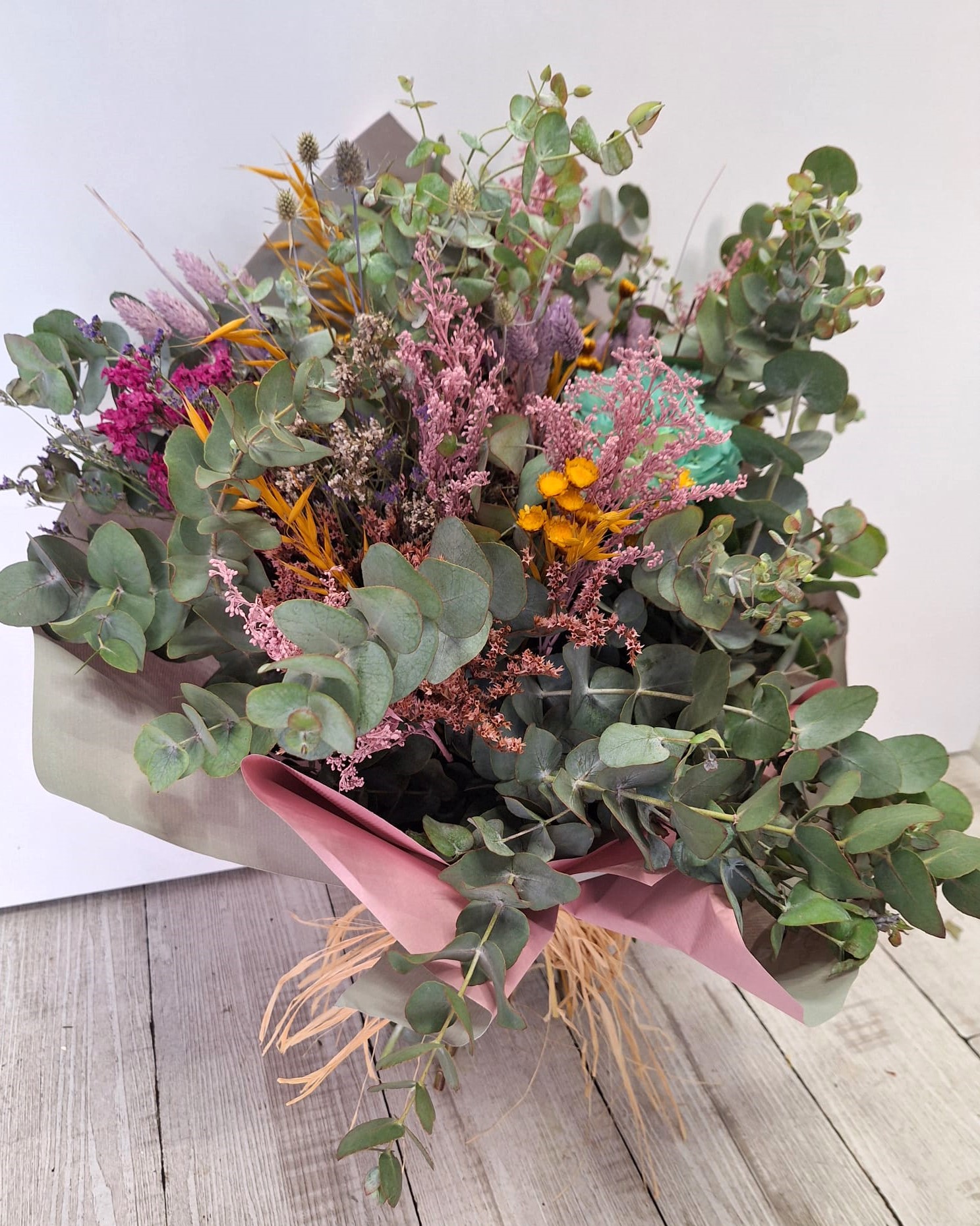 Cesta de flor seca y eucalipto en colores variados