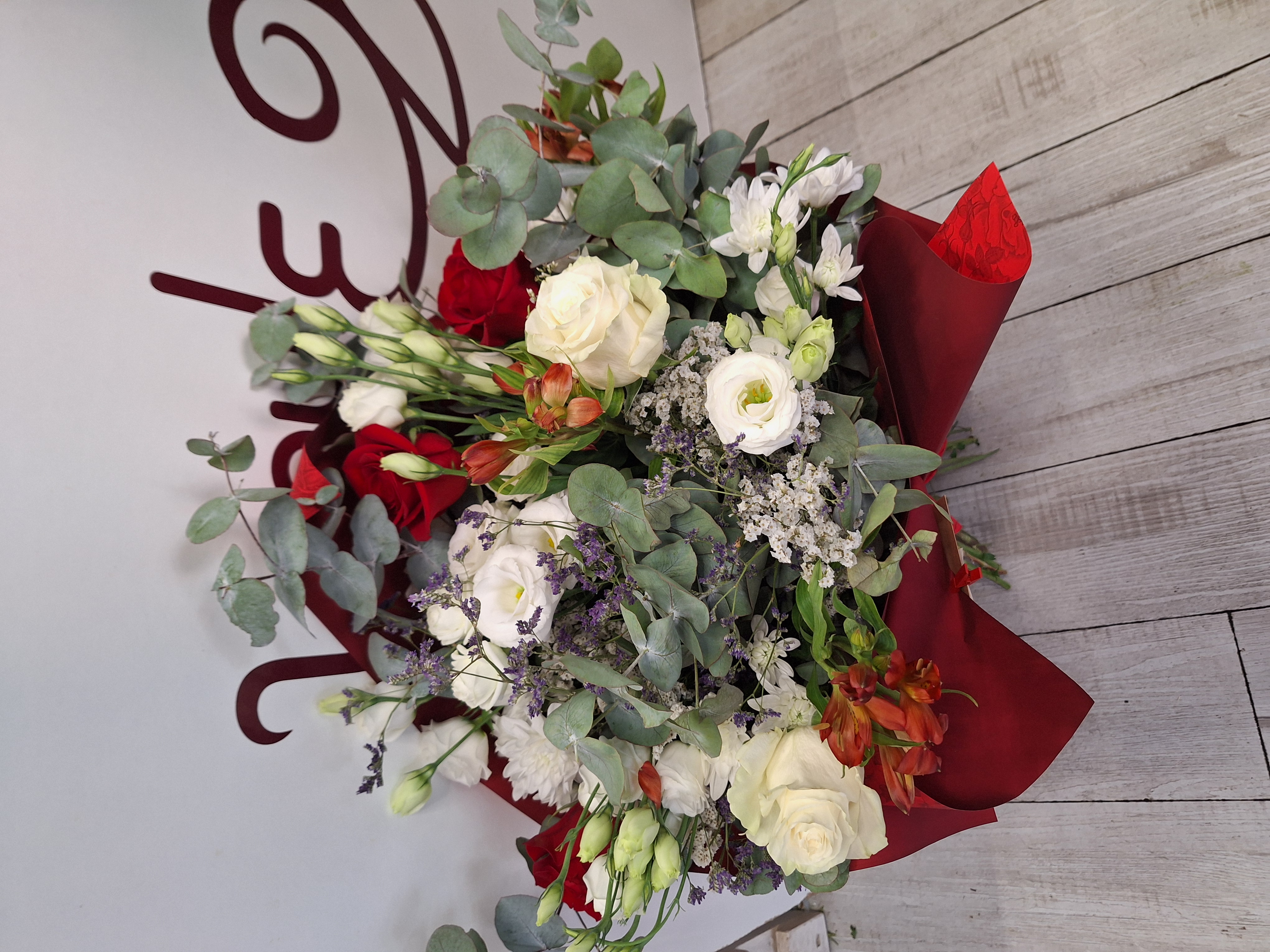 Ramo variado con rosas