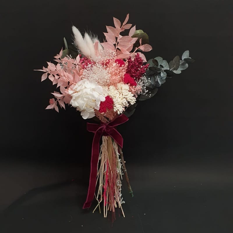 Ramilletes de flor preservada en tonos rosas y blanco
